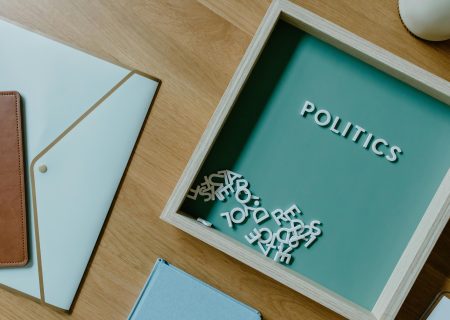 Representación visual de las directrices corporativas para el artículo sobre la Política de Calidad y reciclaje de plásticos en Plasnovo.