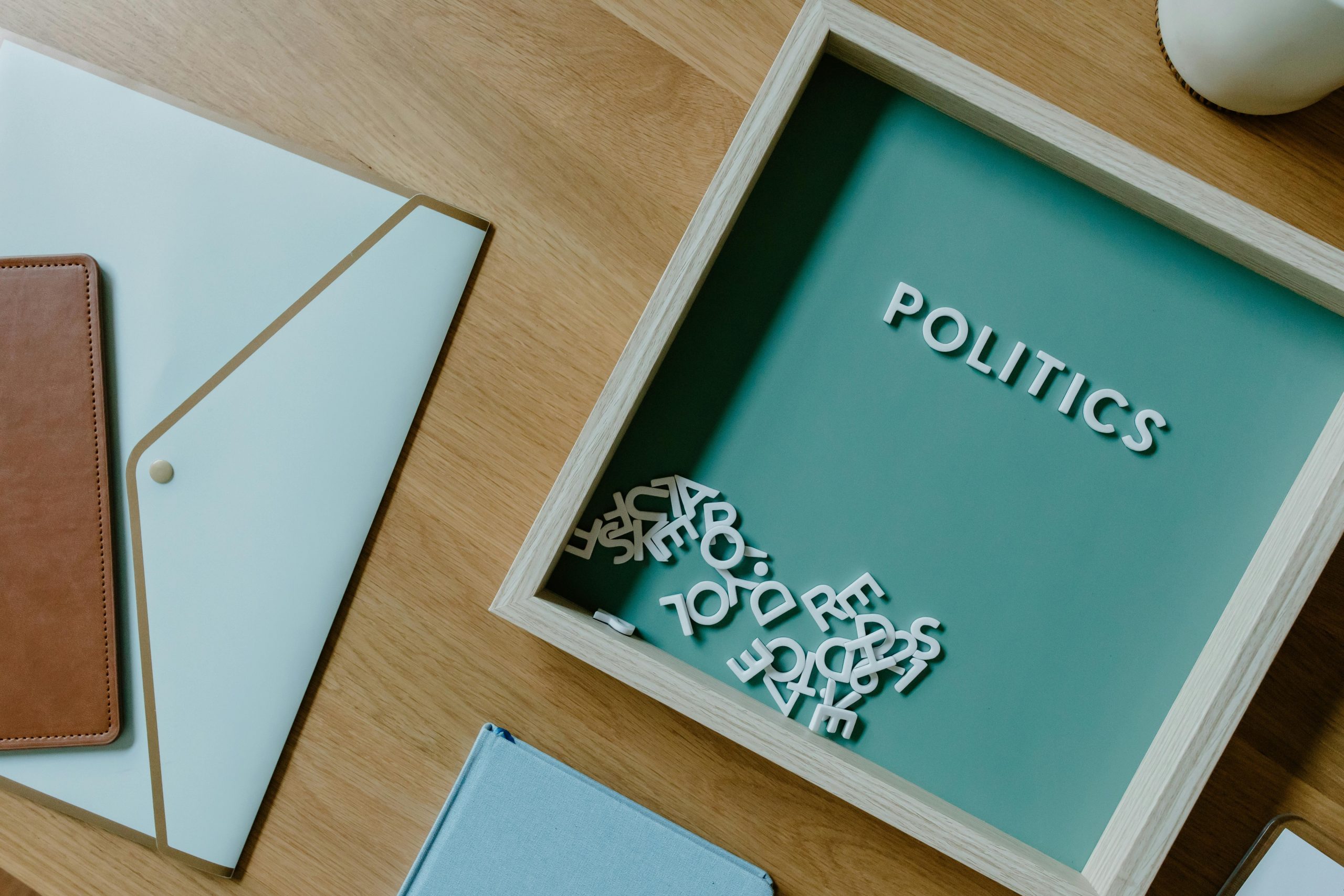 Representación visual de las directrices corporativas para el artículo sobre la Política de Calidad y reciclaje de plásticos en Plasnovo.