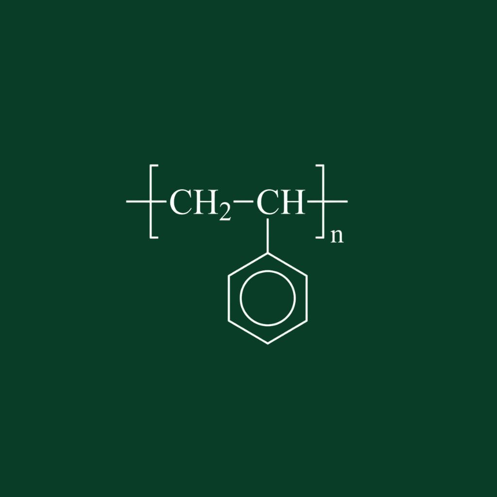 Ilustración de la estructura química del poliestireno, mostrando su formulación y anillo aromático en color blanco sobre un fondo verde oscuro. Este material es uno de los principales polímeros procesados por la empresa Plasnovo.