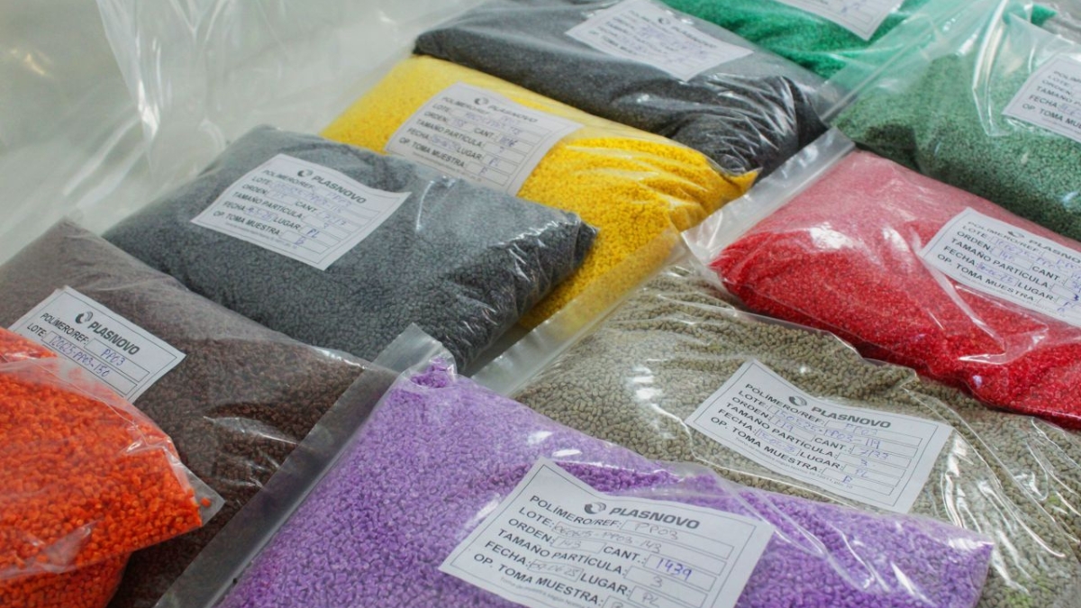 Muestras de granza de plástico reciclado de diferentes colores preparadas con el etiquetado de calidad de Plasnovo.