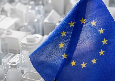 Envases de plástico industrial y bandera europea representando el cumplimiento de la normativa PPWR.
