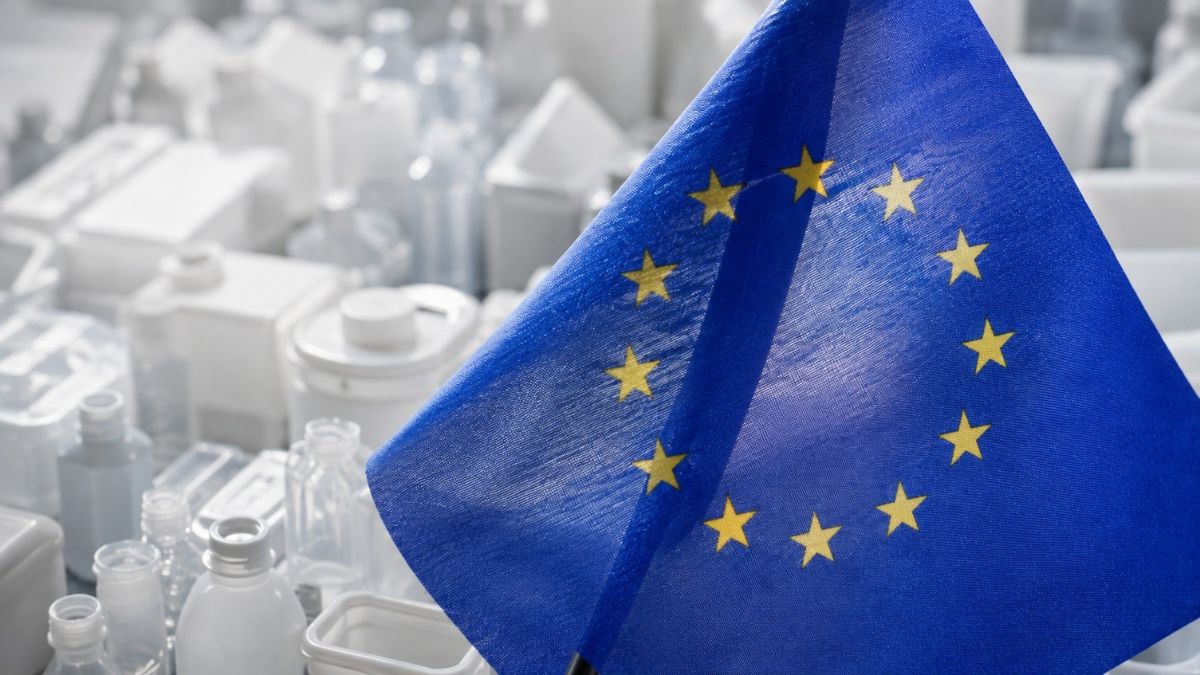 Envases de plástico industrial y bandera europea representando el cumplimiento de la normativa PPWR.